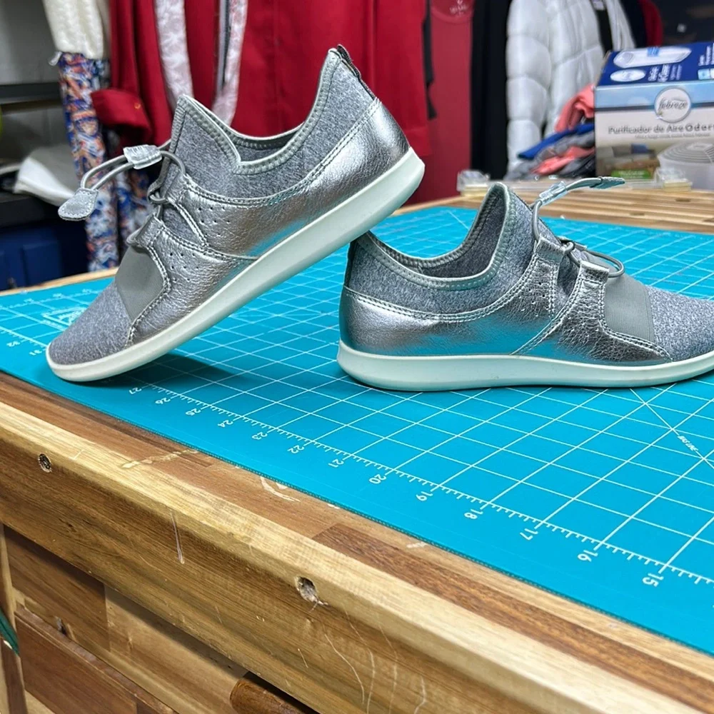 ECCO gray‎ and silver tennis shoes no tie